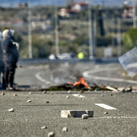 Η Εθνική Οδός Αθηνών - Πατρών έκλεισε στο ύψος του Ζευγολατιού, καθώς υπήρξε ένταση με Ρομά για την καταδίωξη στο Πέραμα