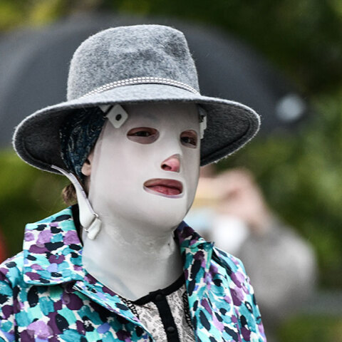 Η Ιωάννα Παλιοσπύρου δέχτηκε την επίθεση με βιτριόλι από την Έφη Κακαράντζουλα στην Καλλιθέα