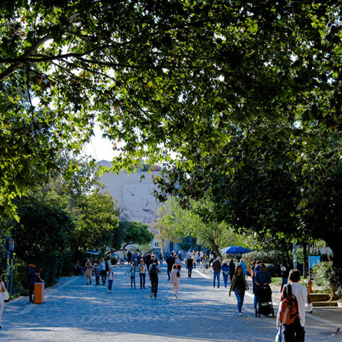 Πολίτες στη Διονυσίου Αρεοπαγίτου (ΦΩΤΟ ΑΡΧΕΙΟΥ) - Τα κρούσματα σήμερα Πέμπτη 28 Οκτωβρίου 2021 ανακοίνωσε ο ΕΟΔΥ