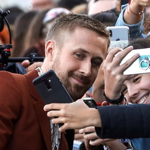 Ο ηθοποιός Ράιαν Γκόσλινγκ βγάζει σέλφι με θαυμάστριές του