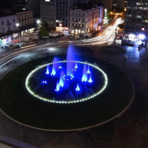 Το συντριβάνι στην Ομόνοια στα γαλανόλευκα για την 28η Οκτωβρίου 1940