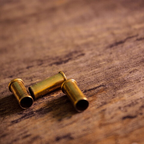 Οι αληθινές σφαίρες στο όπλο του Άλεκ Μπάλντουιν ήταν εκεί χωρίς να το γνωρίζει η υπεύθυνη όπλων στην ταινία Rust (ΦΩΤΟ ΑΡΧΕΙΟΥ)