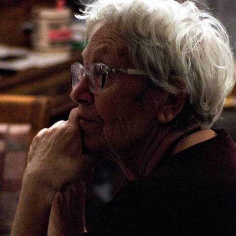 Ηλικιωμένη γυναίκα με γυαλιά