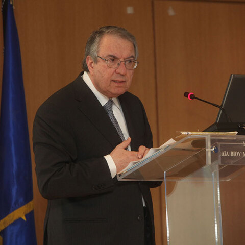 Ο Γιώργος Μπαμπινιώτης σχολιάζει την αλλαγή σε meta του Facebook