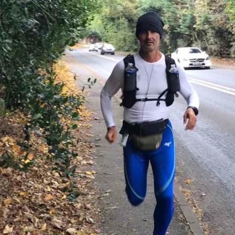 Ο ηθοποιός και μαραθωνοδρόμος Άγης Εμμανουήλ τρέχοντας προς το Μάντσεστερ στο πλαίσιο του υπερμαραθωνίου του για το κλίμα από την Αθήνα στη Γλασκώβη