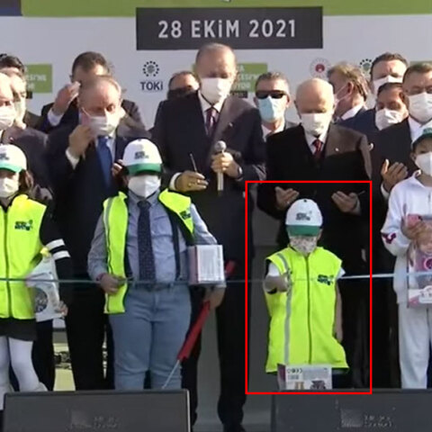 Ο Ερντογάν σε εγκαίνια πάρκου βλέπει τον πιτσιρικά να ετοιμάζεται να κόψει πρόωρα την κορδέλα με το ψαλίδι