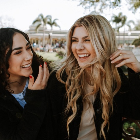 Δύο κορίτσια γελάνε.