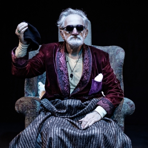 Ο Δημήτρης Καταλειφός στο "Τέλος του παιχνιδιού" του Σάμουελ Μπέκετ στο Σύγχρονο Θέατρο