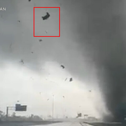 Ανεμοστρόβιλος «σήκωσε» αυτοκίνητο στο Τέξας και το πέταξε ψηλά στον ουρανό