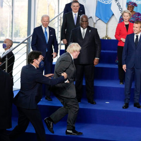 O Εμανουέλ Μακρόν και άλλοι ηγέτες των G20 περιμένουν τον Μπόρις Τζόνσον