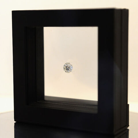 Παραλίγο να πετάξει δαχτυλίδι αξίας 2 εκατομμυρίων λιρών