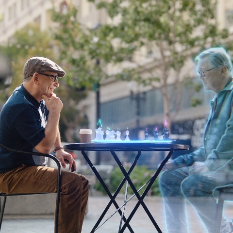 Άνθρωπος που παίζει σκάκι με ανθρώπινο ολόγραμμα