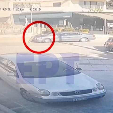 Ληστεία στο Μενίδι: Bίντεο δείχνει το θύμα να γραπώνεται από το καπό των δραστών