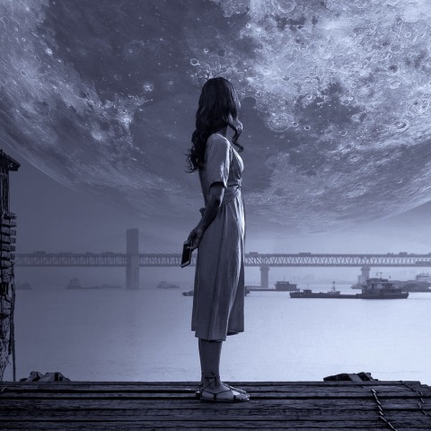 Εικονογράφηση που απεικονίζει γυναίκα να κοιτά έναν πλανήτη