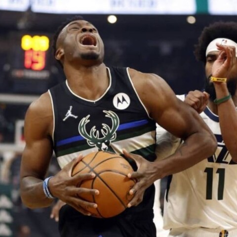 Ο Θανάσης Αντετοκούνμπο στο ματς των Μπακς με τους Τζαζ