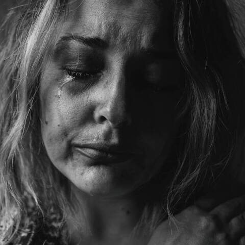 Ασπρόμαυρη φωτογραφία γυναίκας που κλαίει