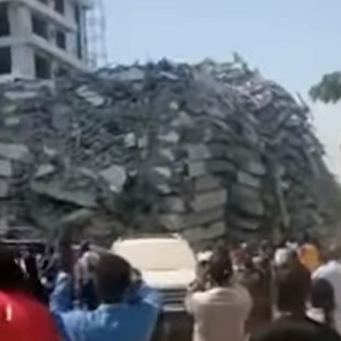 Κατέρρευσε ουρανοξύστης στη Νιγηρία