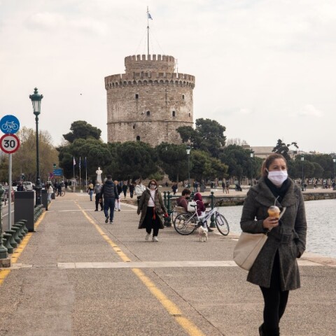 Κάτοικοι της Θεσσαλονίκης περπατούν στην παραλία της πόλης