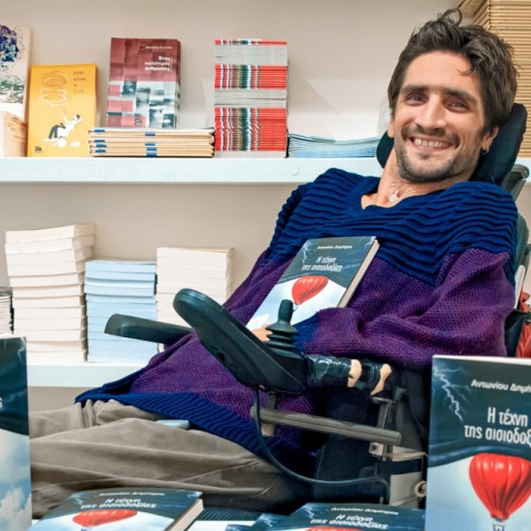 Ο Δημήτρης Αντώνιου κυκλοφορεί το τέταρτο βιβλίο του με τίτλο «Η τέχνη της αισιοδοξίας»