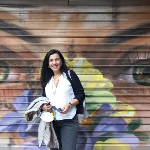 Η Αθηνά Σοκόλη, υπεύθυνη των ομώνυμων εκδόσεων, στην Ομόνοια