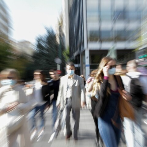 Πολίτες με μάσκα στο κέντρο της Αθήνας