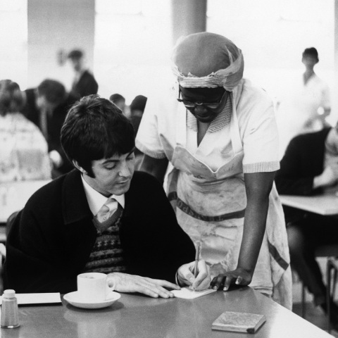 Ο Paul McCartney υπογράφει αυτόγραφο στο Allsop Place, Λονδίνο, 1967