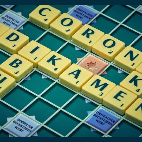 Scrabble με λέξεις σχετικές με τον κορωνοιο