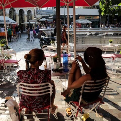 Νέα μέτρα για ανεμβολίαστους