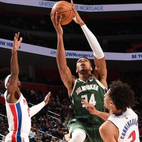 Ο Γιάννης Αντετοκούνμπο στη νίκη επί των Ντιτρόιτ Πίστονς