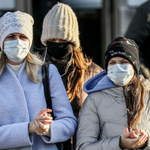 Γυναίκες με μάσκα για τον κορωνοϊό στη Μόσχα