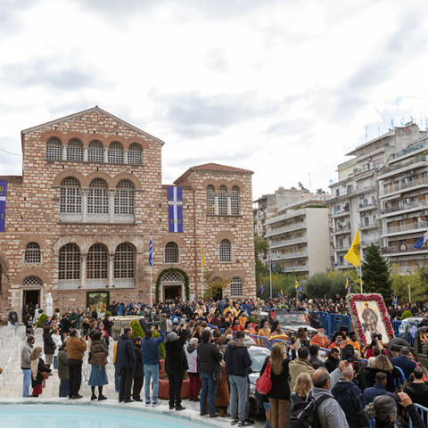Η εκκλησία βλάπτει σοβαρά την υγεία (και η κυβέρνηση την αφήνει)