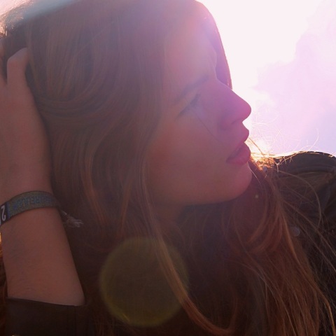 Ενα κορίτσι κοιτάει μακριά από τον φακό.