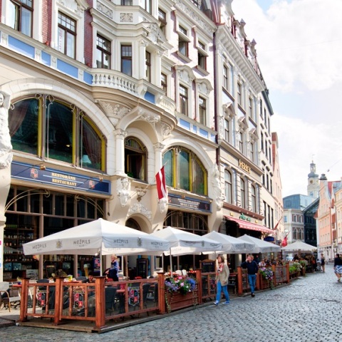 Λετονία: Το κοινοβούλιο ενέκρινε νόμο που επιτρέπει σε επιχειρήσεις να απολύουν ανεμβολίαστους εργαζομένους	