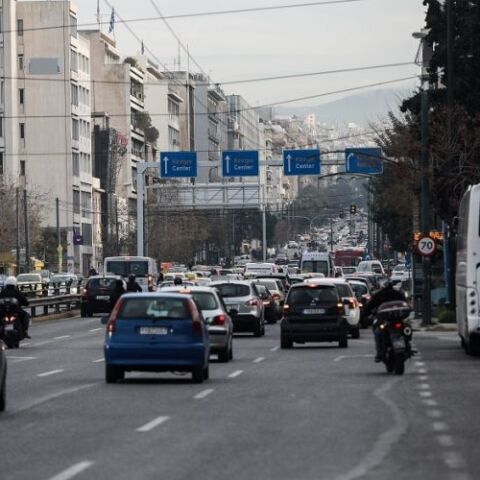 Δίπλωμα οδήγησης από τα 17 -Ψηφίστηκε το νομοσχέδιο στη Βουλή
