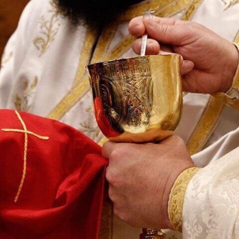 Κορωνοϊός: Ιερέας στη Μυτιλήνη κοινωνούσε πιστούς ενώ νοσούσε