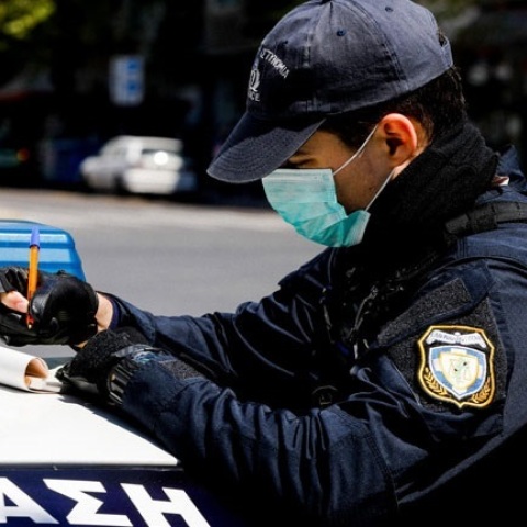 Νέα μέτρα για ανεμβολίαστους: Τι αλλάζει από αύριο - Χιλιάδες αστυνομικοί στους δρόμους