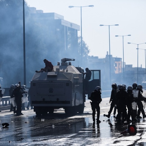 Επεισόδια έξω από το υπουργείο Κλιματικής Κρίσης και Πολιτικής Προστασίας επί της λεωφόρου Κηφισίας ανάμεσα σε πυροσβέστες και Αστυνομία 