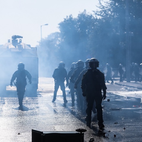 Επεισόδια έξω από το υπουργείο Κλιματικής Κρίσης και Πολιτικής Προστασίας επί της λεωφόρου Κηφισίας ανάμεσα σε πυροσβέστες και Αστυνομία κατά την συγκέντρωση των πυροσβεστών