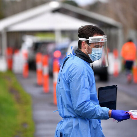 Υγειονομικός στη Γερμανία με μάσκα και προστατευτικό εξοπλισμό για τον κορωνοϊό έξω από νοσοκομείο (ΦΩΤΟ ΑΡΧΕΙΟΥ)