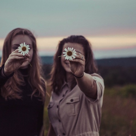 Δυο κορίτσια κρατούν δυο μαργαρίτες, 