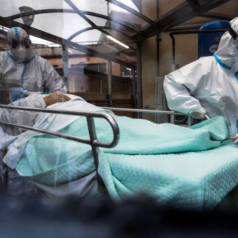 Υγειονομικοί μεταφέρουν ασθενή με κορωνοϊό (ΦΩΤΟ ΑΡΧΕΙΟΥ) - Σε έξαρση η πανδημία Covid-19 στην Τουρκία