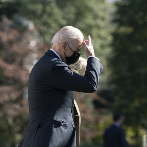 Η αμερικανική Δικαιοσύνη αναστέλλει το μέτρο του προέδρου Μπάιντεν για υποχρεωτικό εμβολιασμό σε εταιρείες.