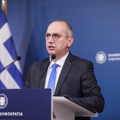 Σφοδρή είναι η αντίδραση του κυβερνητικού εκπροσώπου, Γιάννη Οικονόμου, στην ερώτηση που κατέθεσε ο ΣΥΡΙΖΑ για τα ασυνόδευτα προσφυγόπουλα.