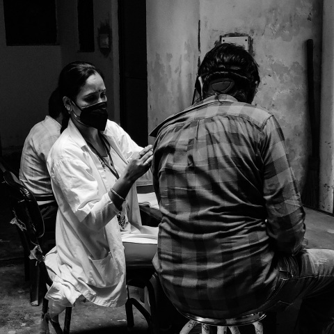 Τραγωδία σε νοσοκομείο της δυτικής Ινδίας, τουλάχιστον 11 ασθενείς με κορωνοϊό έχασαν τη ζωή τους σήμερα, όταν ξέσπασε πυρκαγιά στη μονάδα. 