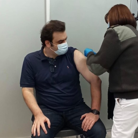 Κυριάκος Πιερρακάκης: Έκανε την τρίτη δόση του εμβολίου