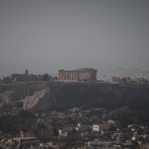 H Αθήνα ξύπνησε κάτω από πέπλο ομίχλης το Σάββατο 6/11 – προβλήματα στην εναέρια κυκλοφορία, με καθυστέρηση ξεκίνησαν οι πτήσεις.