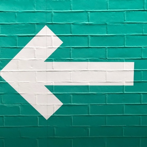 Πινακίδα με βέλος που δείχνει προς τα αριστερά