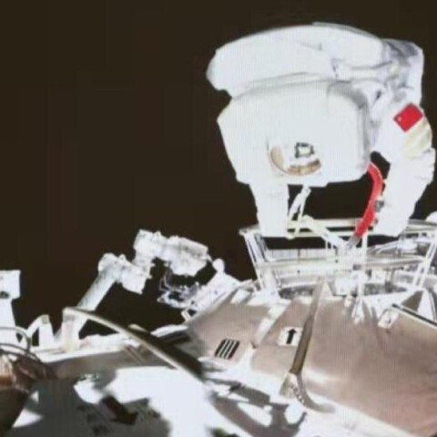 Η Γουάνγκ Γιαπίνγκ έγινε η πρώτη Κινέζα αστροναύτης που πραγματοποίησε διαστημικό περίπατο