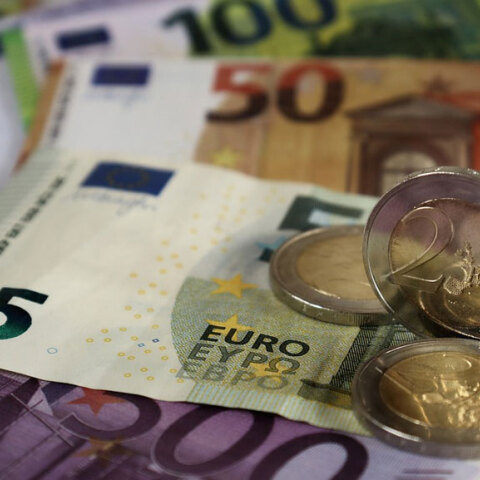 Χαρτονομίσματα ευρώ (ΦΩΤΟ ΑΡΧΕΙΟΥ) - Ευνοϊκές ρυθμίσεις και «κούρεμα» οφειλών σε χιλιάδες δάνεια από τις τράπεζες