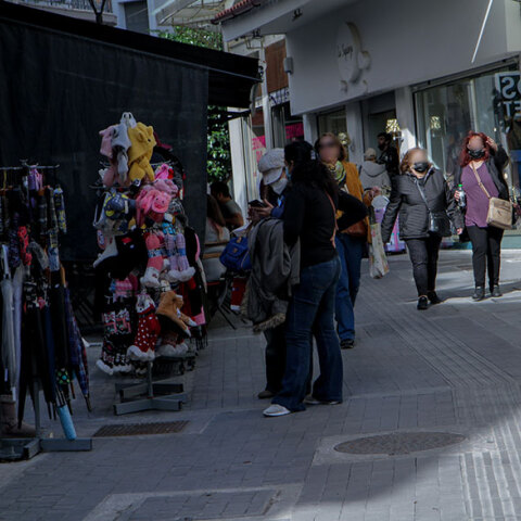 Πολίτες με μάσκα για τον κορωνοϊό στο κέντρο της Αθήνας (ΦΩΤΟ ΑΡΧΕΙΟΥ)